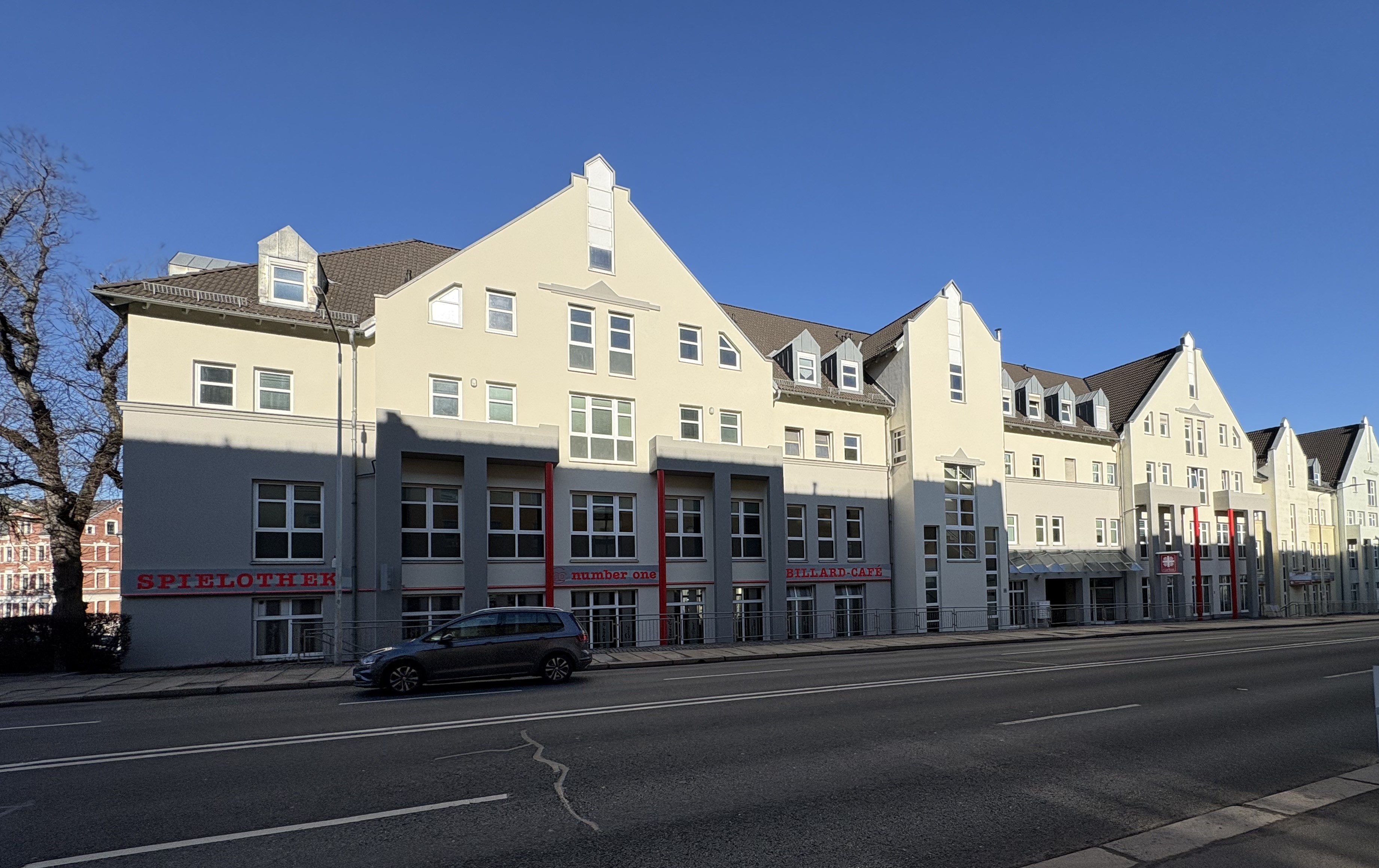 Bürogebäude mit 714 m² Nutzfläche und Stellplätzen in Zwickau